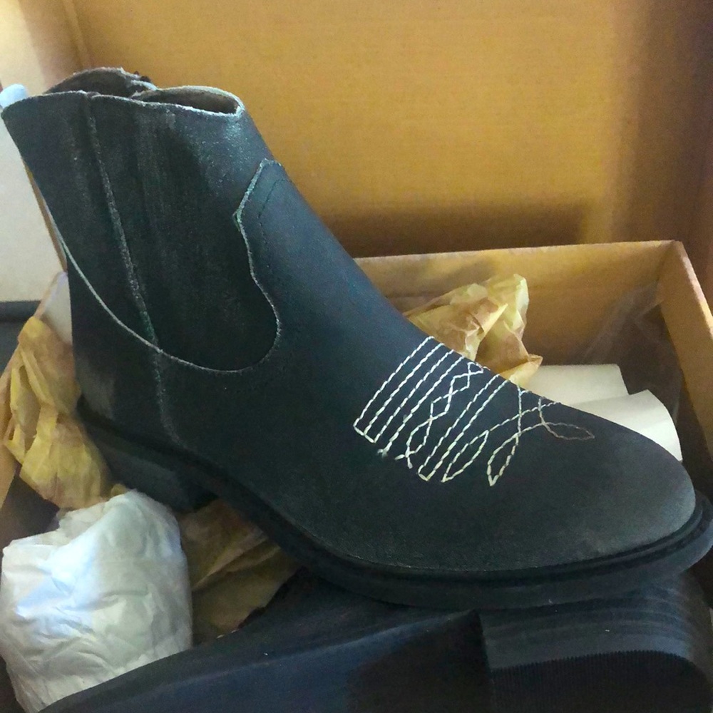 Never worn Band of Gypies Black crackle leather zip ankle boot 7.5